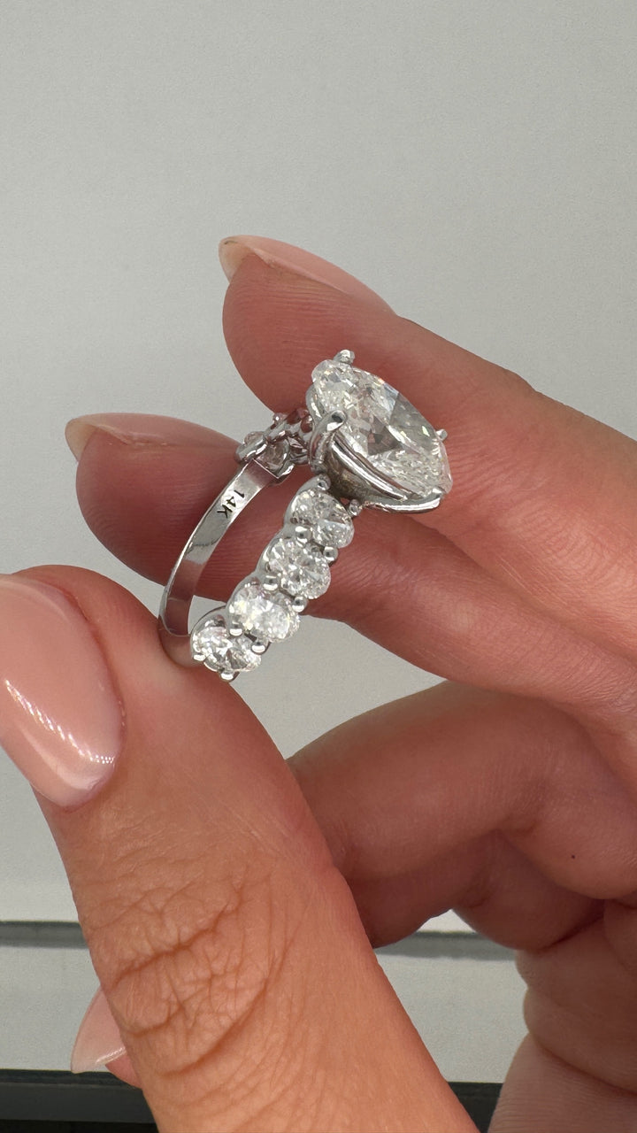 טבעת אירוסין אובלים 3.20 קראט טבעי