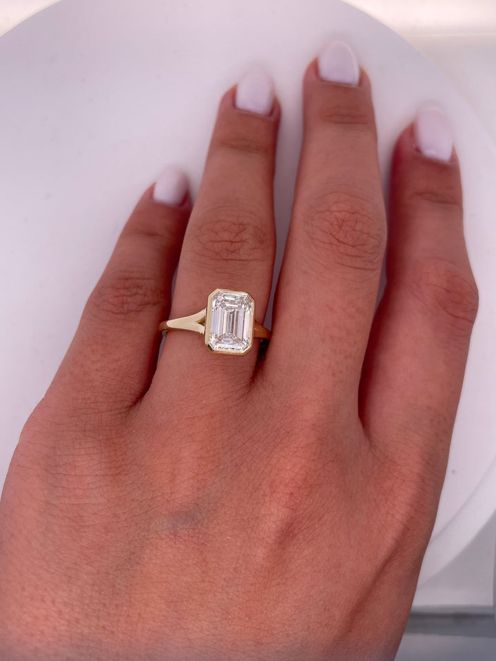 טבעת אירוסין סוליטר ״באזל ״ יהלום אמרלד 1.25 קראט טבעי