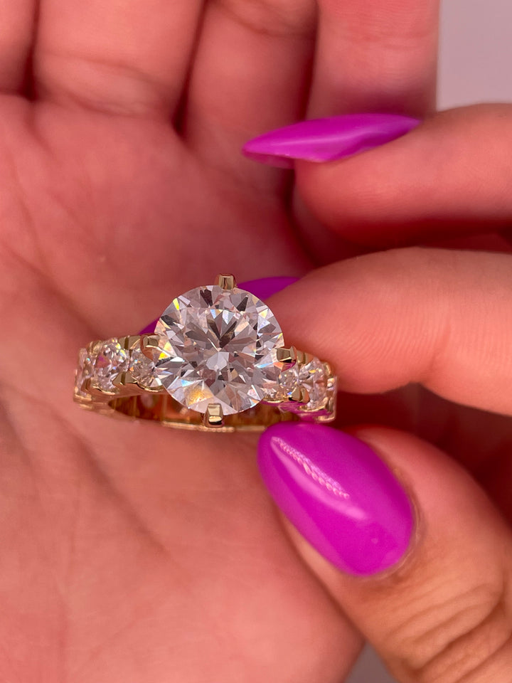 טבעת אירוסין דגם מקיף 10 קראט טבעי