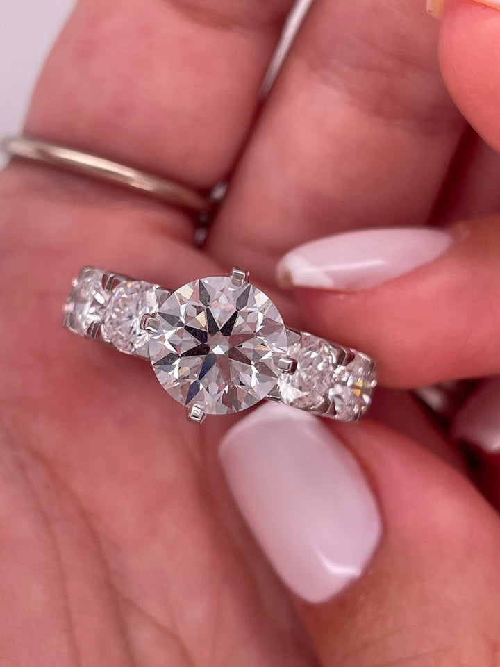 טבעת אירוסין דגם מקיף יהלומים 6 קראט טבעי