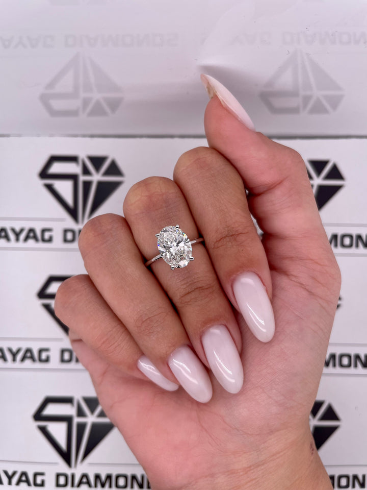 טבעת סוליטר עם הידן היילו יהלום אובל 3.70 מעבדה cvd