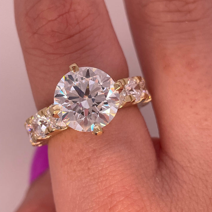 טבעת אירוסין דגם מקיף 10 קראט טבעי