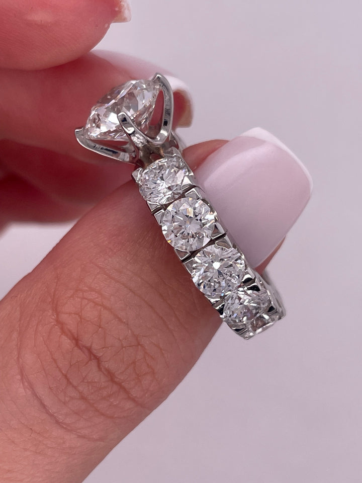 טבעת אירוסין דגם מקיף יהלומים 6 קראט טבעי