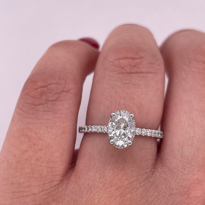 טבעת אירוסין אובל הידן היילו ואבני צד 1.40 קראט טבעי