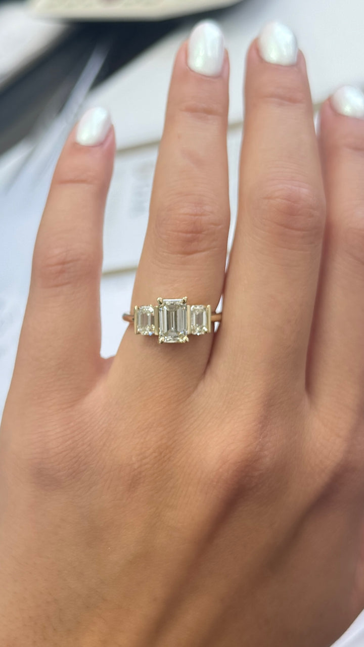 טבעת אירוסין 3 יהלומים אמרלד  2.50 קראט