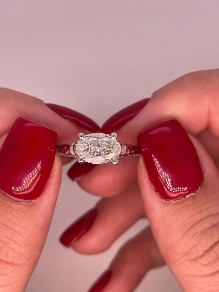 טבעת ״אלמה״יהלום אובל מאוזן 1.50 קראט מעבדה cvd