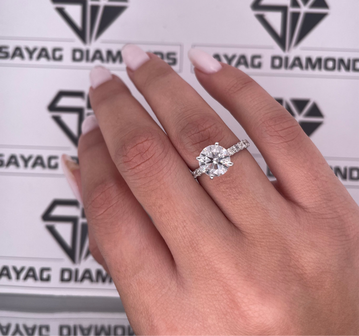 טבעת יהלום עגול קלאסית משובצת יהלומי צד 1.30 קראט מעבדה cvd