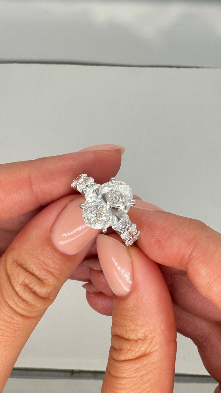 טבעת אירוסין אובלים 3.20 קראט טבעי