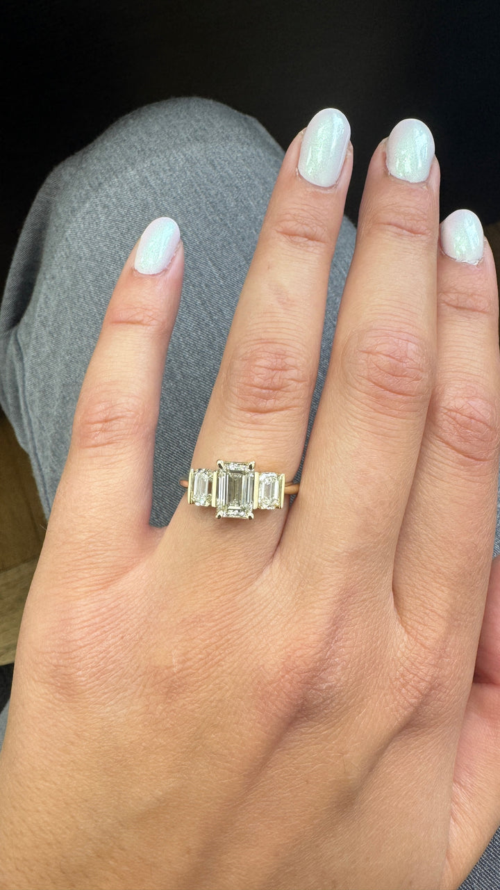 טבעת אירוסין 3 יהלומים אמרלד  2.50 קראט