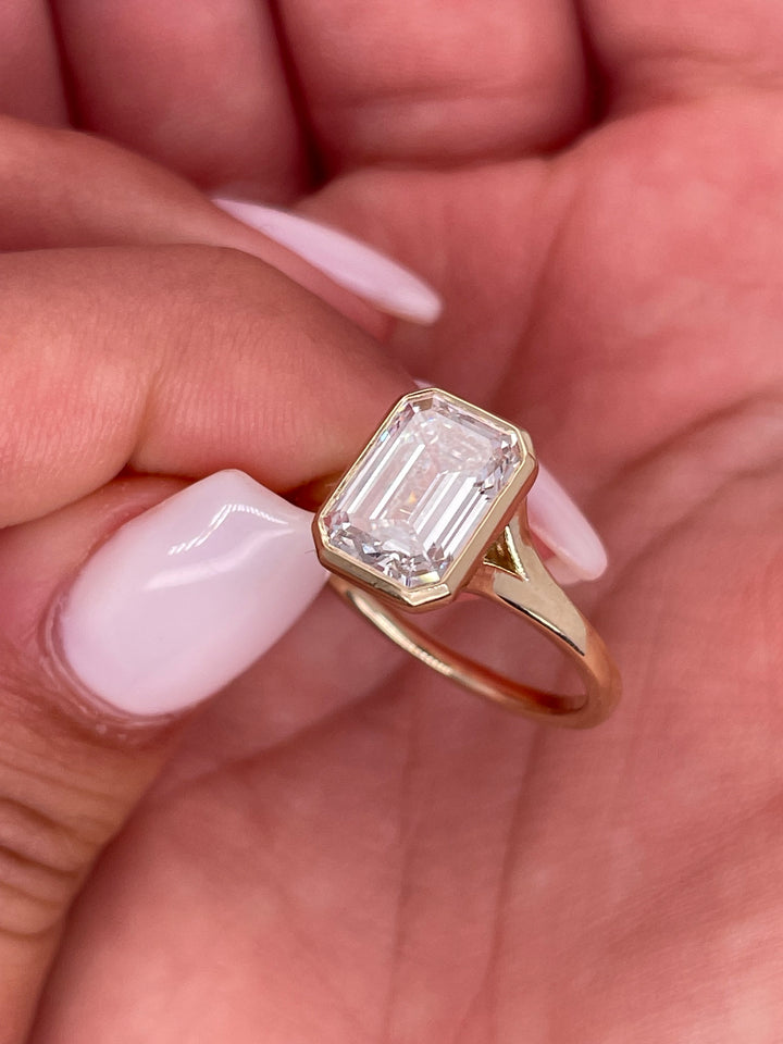 טבעת אירוסין סוליטר ״באזל ״ יהלום אמרלד 1.25 קראט טבעי