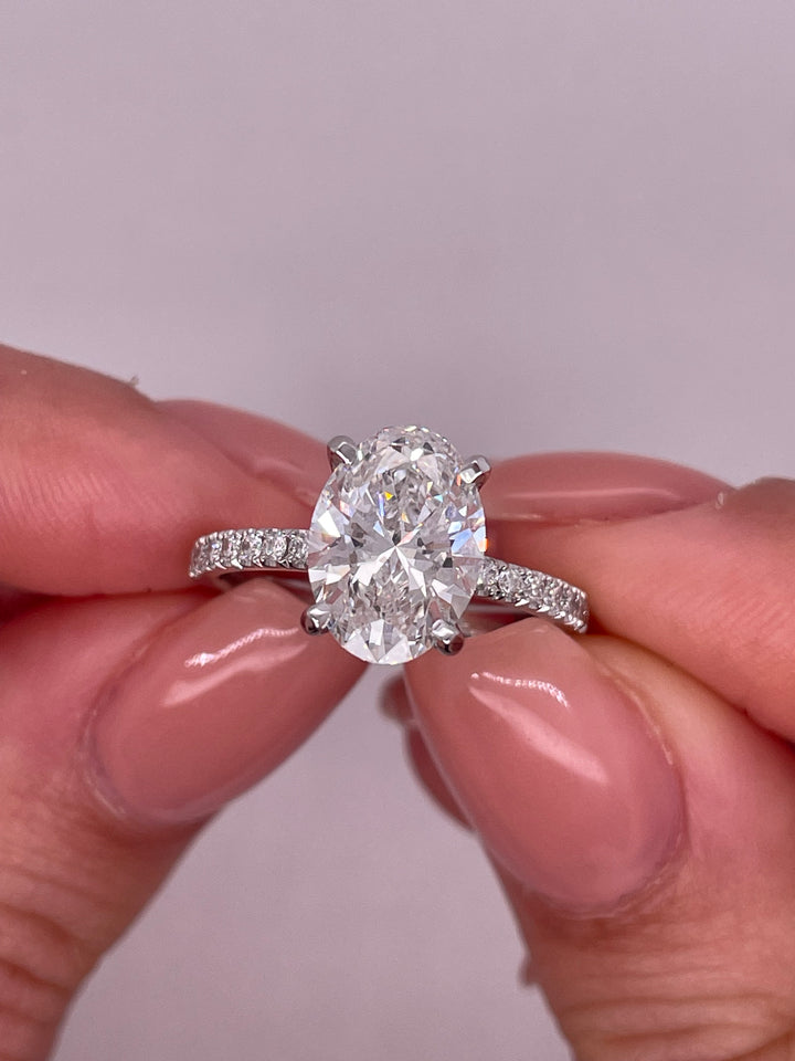 טבעת אירוסין יהלום אובל משובצת יהלומי צד 1.30 קראט טבעי