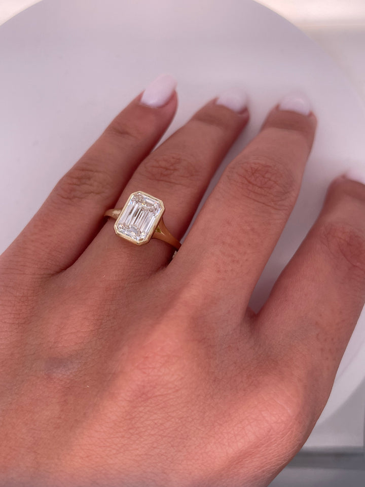 טבעת אירוסין סוליטר ״באזל ״ יהלום אמרלד 1.25 קראט טבעי