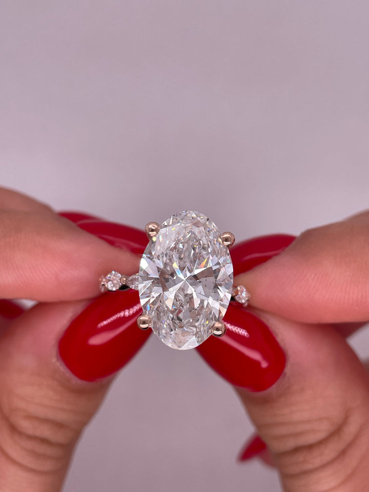 טבעת אירוסין דגם ״נס״ 8 קראט יהלומים מעבדה cvd