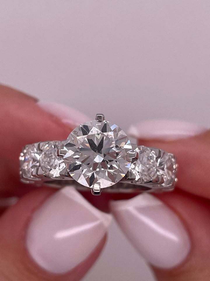 טבעת אירוסין דגם מקיף יהלומים 6 קראט טבעי