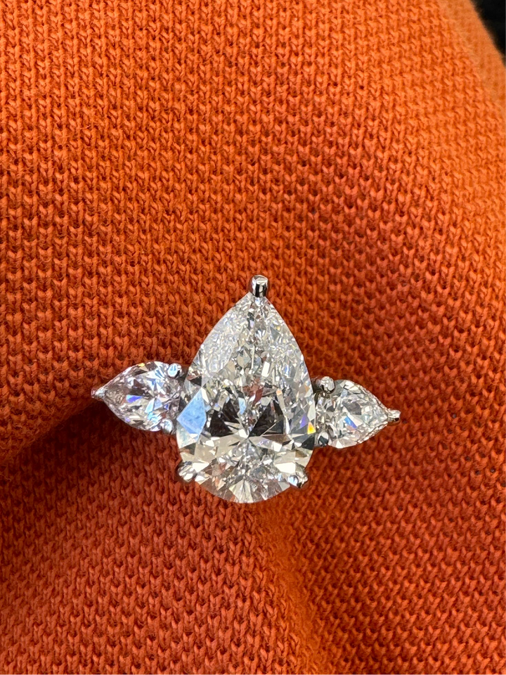 טבעת אירוסין ״ליה״ 3 יהלומים 6 קראט