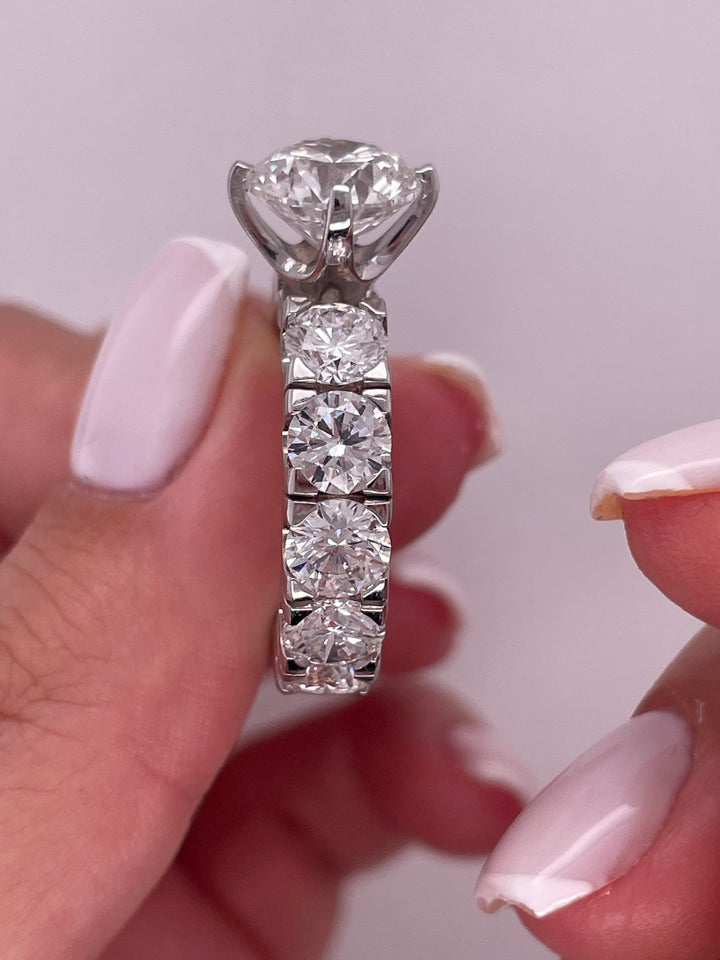 טבעת אירוסין דגם מקיף יהלומים 6 קראט טבעי