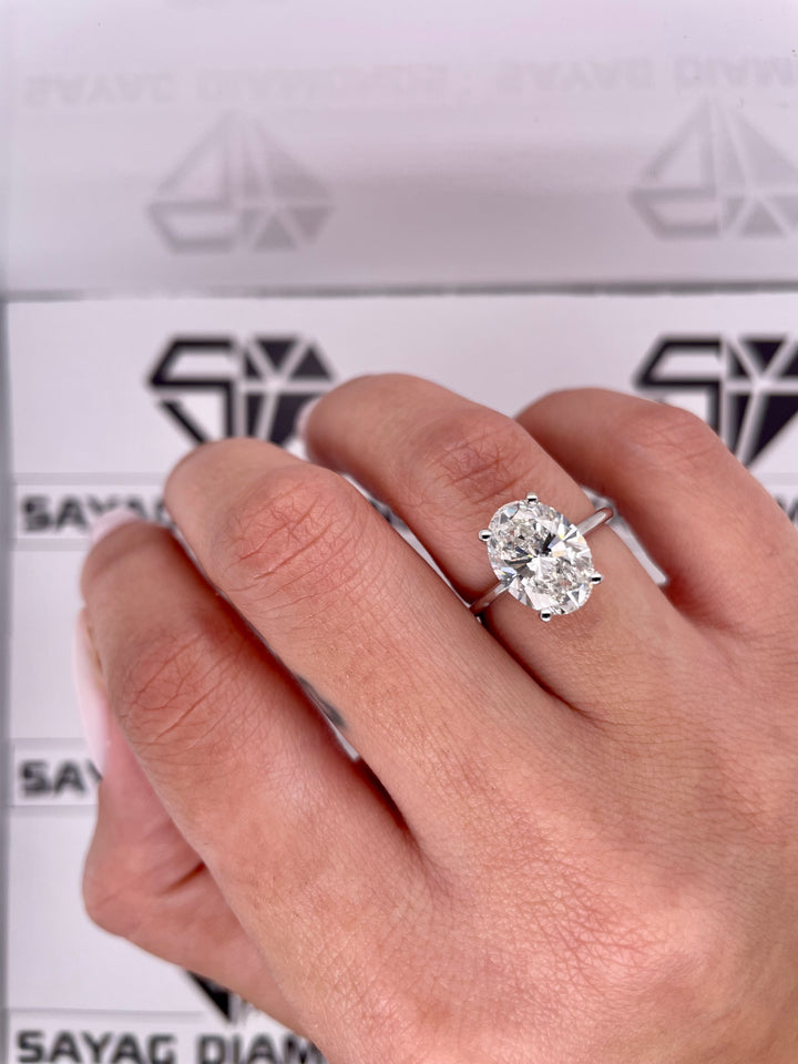 טבעת סוליטר עם הידן היילו יהלום אובל 3.70 מעבדה cvd