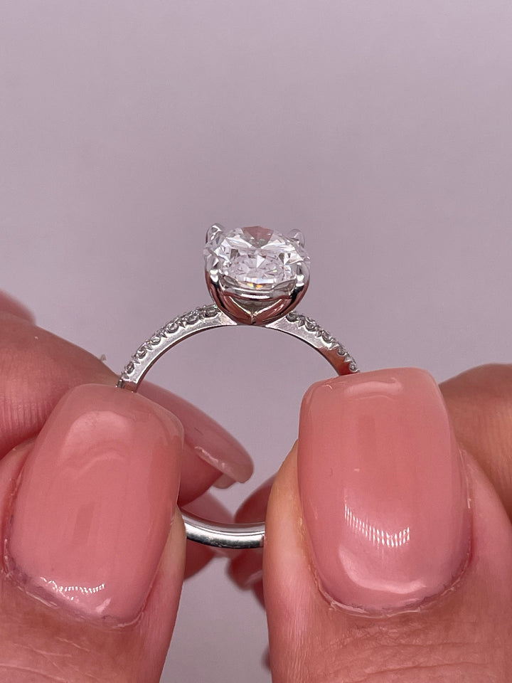 טבעת אירוסין יהלום אובל משובצת יהלומי צד 1.30 קראט טבעי