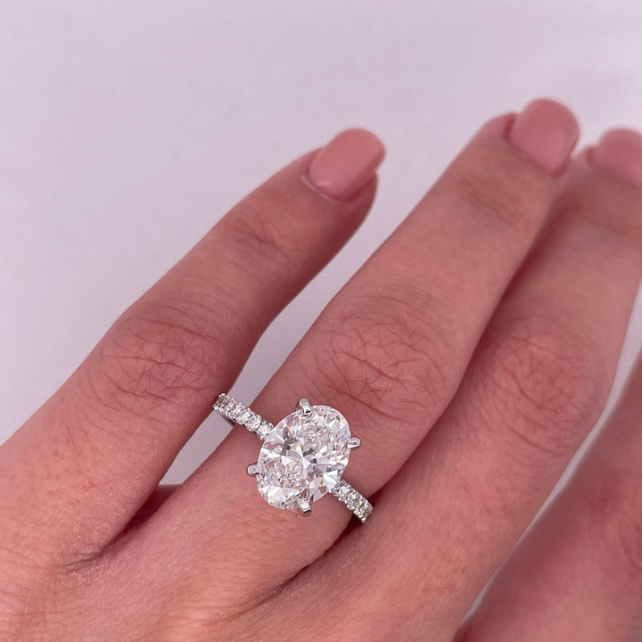 טבעת אירוסין יהלום אובל משובצת יהלומי צד 1.30 קראט טבעי