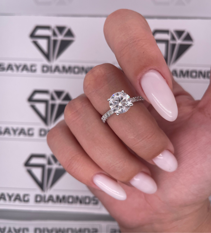 טבעת יהלום עגול קלאסית משובצת יהלומי צד 1.30 קראט מעבדה cvd