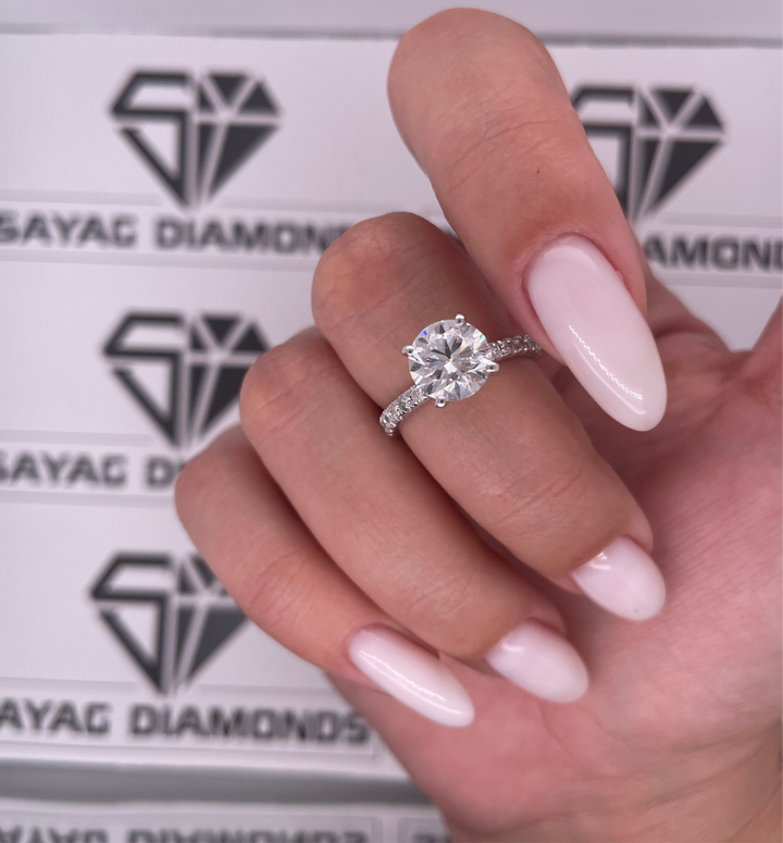 טבעת יהלום עגול קלאסית משובצת יהלומי צד 1.30 קראט מעבדה cvd