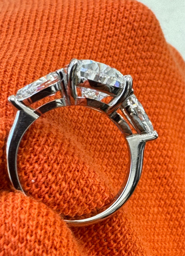 טבעת אירוסין ״ליה״ 3 יהלומים 6 קראט