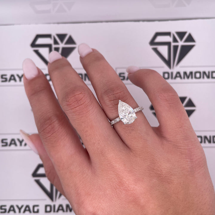 טבעת אירוסין יהלום טיפה עם יהלומי צד 2.30 קראט