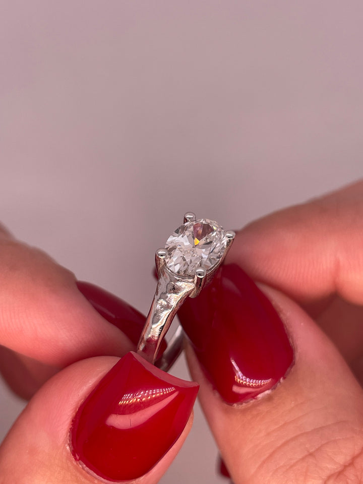 טבעת ״אלמה״יהלום אובל מאוזן 1.50 קראט מעבדה cvd