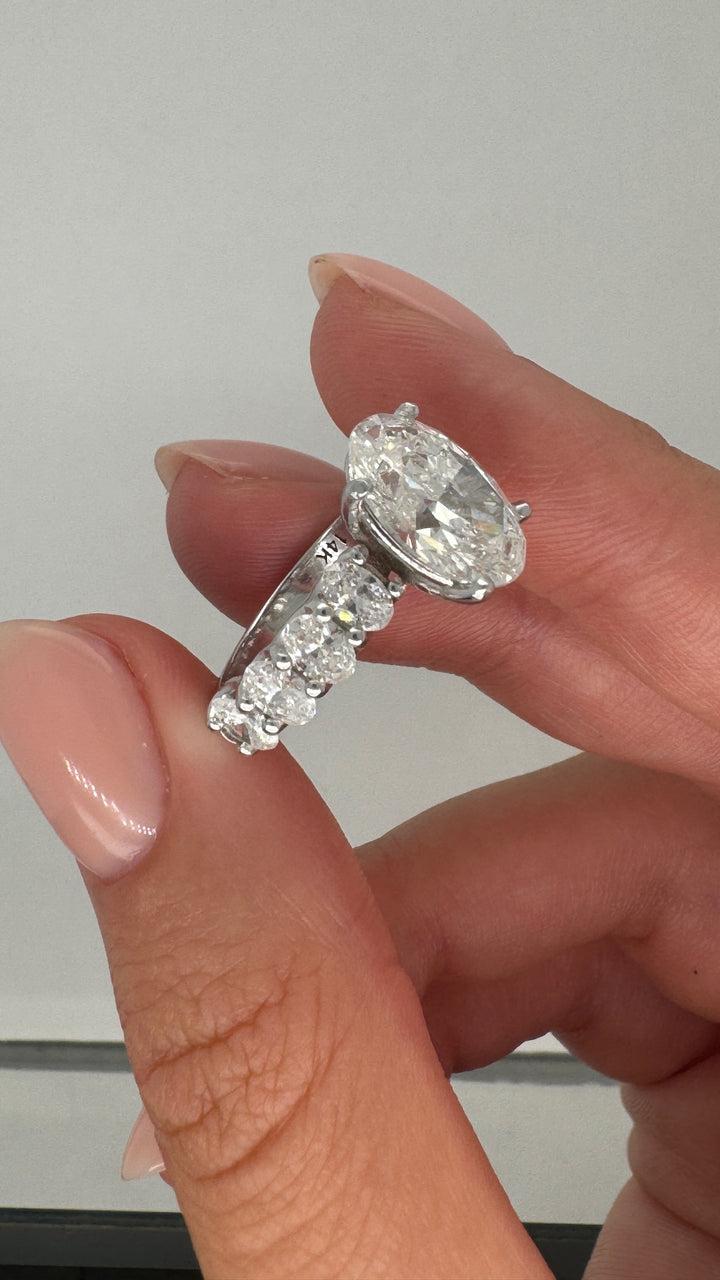 טבעת אירוסין אובלים 4.20 קראט מעבדה cvd