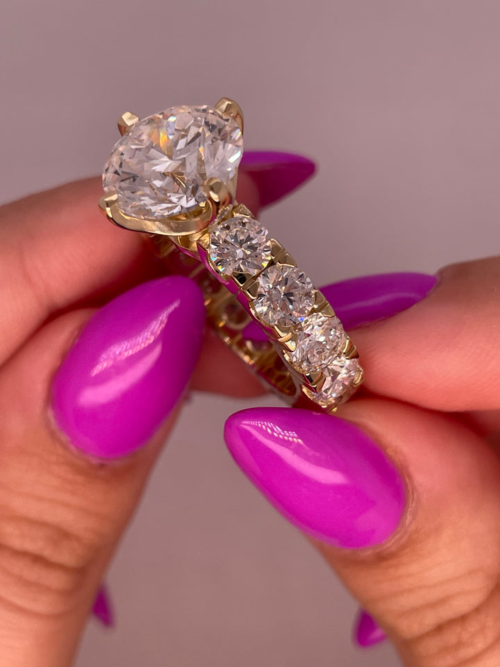 טבעת אירוסין דגם מקיף 10 קראט טבעי