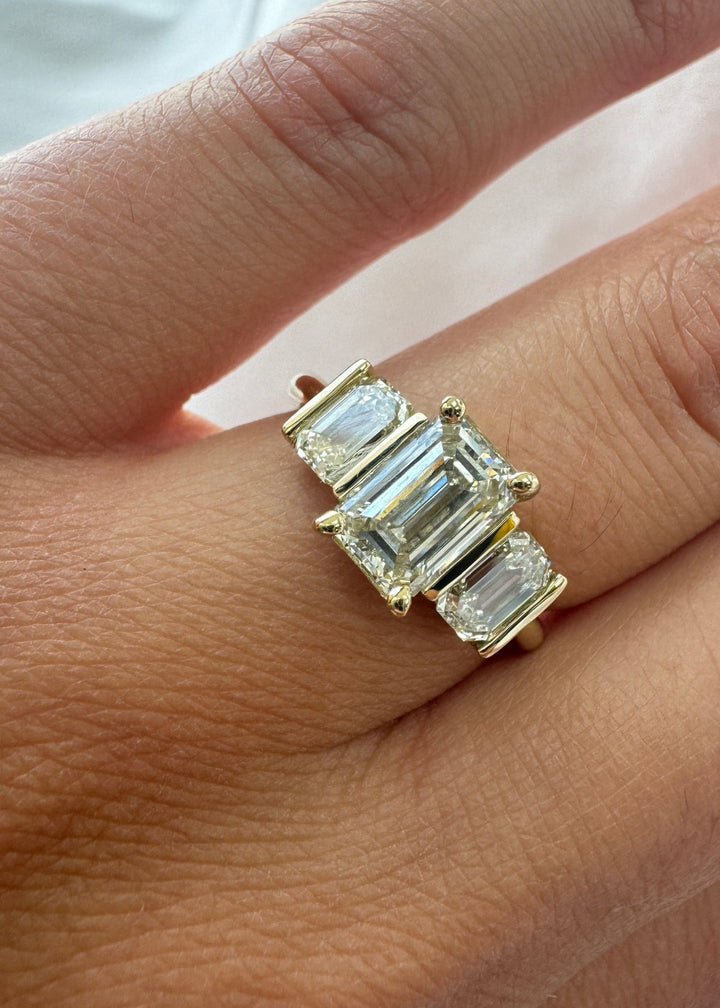 טבעת אירוסין 3 יהלומים אמרלד  2.50 קראט