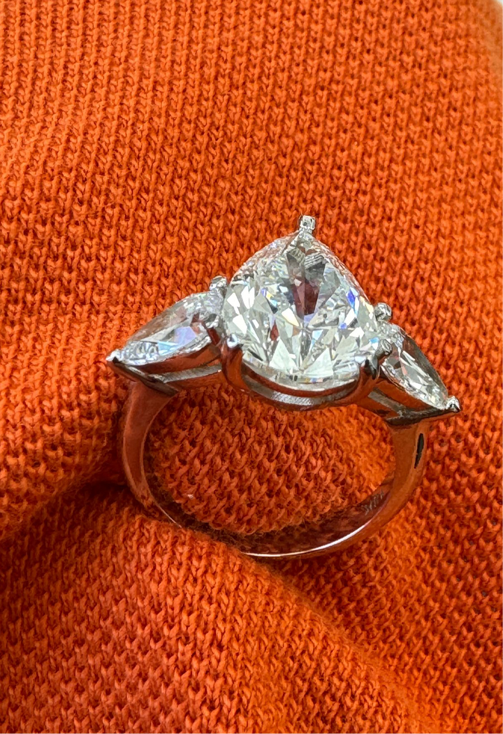 טבעת אירוסין ״ליה״ 3 יהלומים 6 קראט