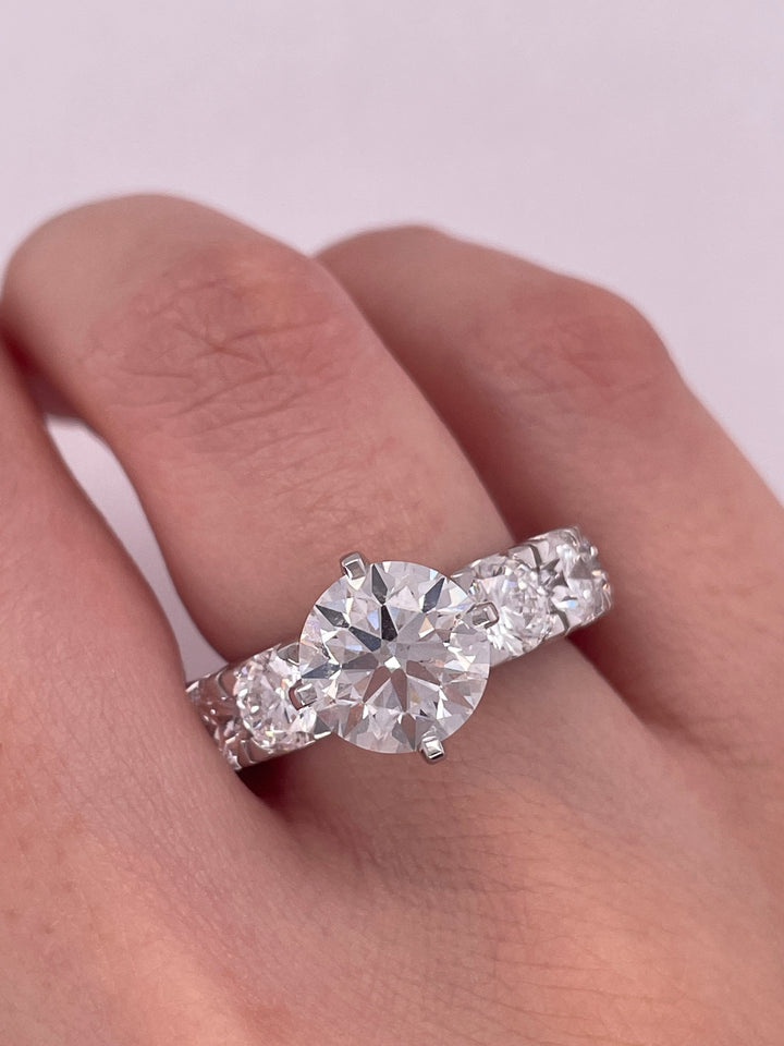 טבעת אירוסין דגם מקיף יהלומים 6 קראט טבעי