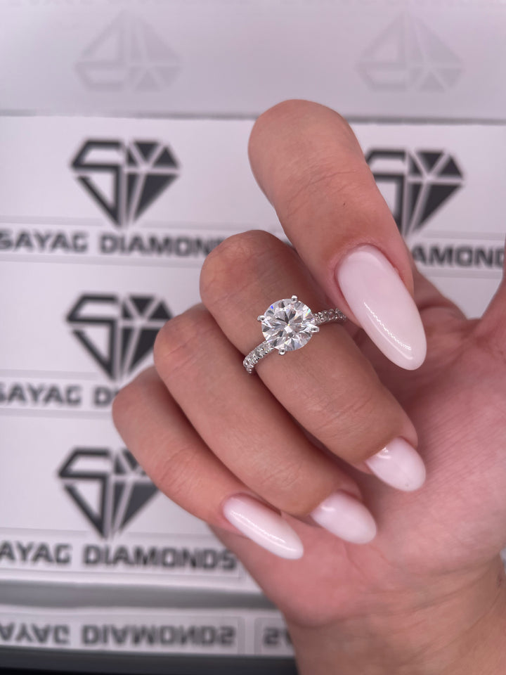 טבעת יהלום עגול קלאסית משובצת יהלומי צד 1.30 קראט מעבדה cvd