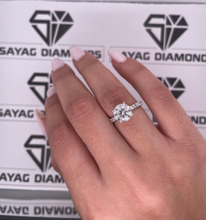 טבעת יהלום עגול קלאסית משובצת יהלומי צד 1.30 קראט מעבדה cvd