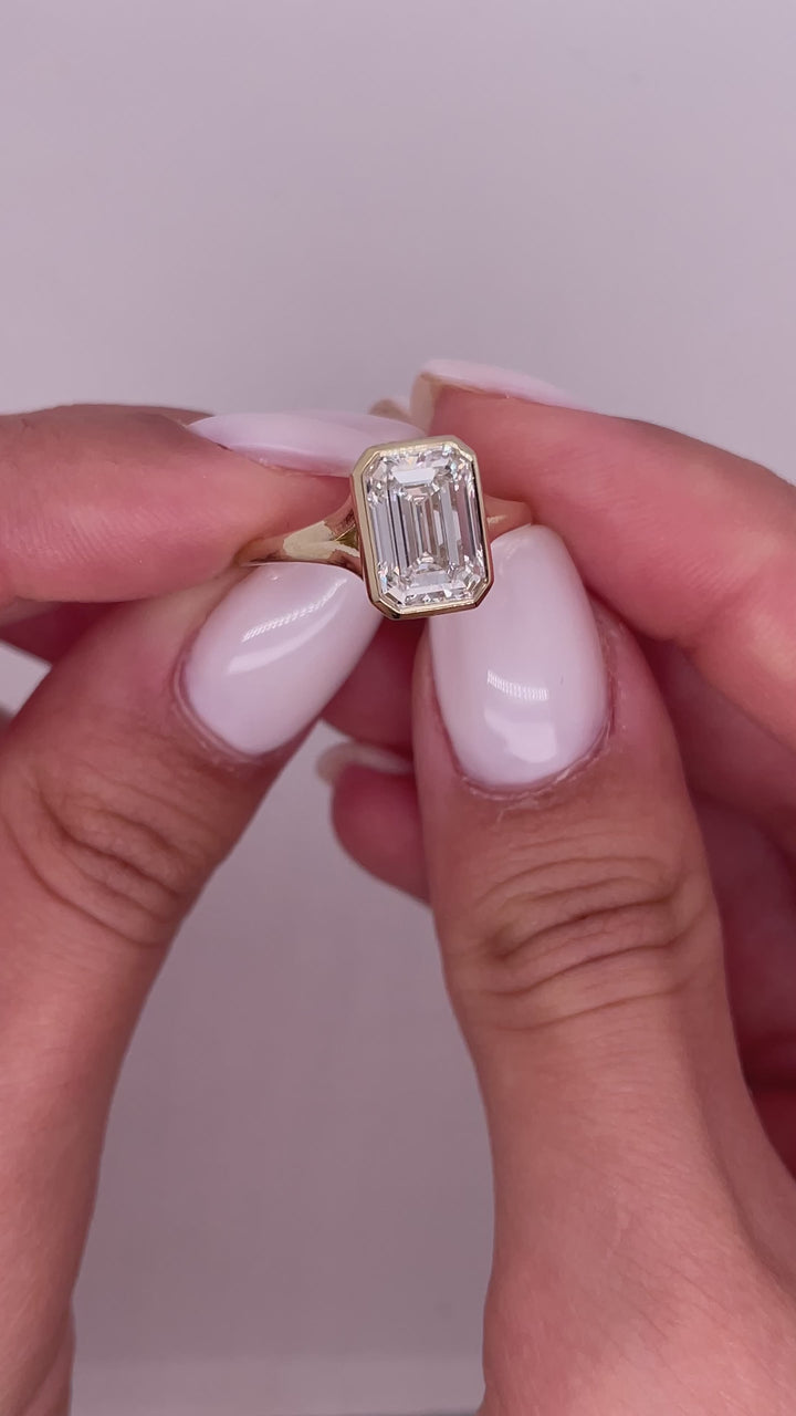 טבעת אירוסין סוליטר ״באזל ״ יהלום אמרלד 1.25 קראט טבעי