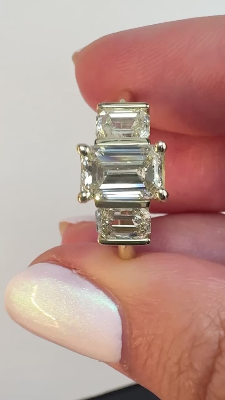 טבעת אירוסין 3 יהלומים אמרלד  2.50 קראט