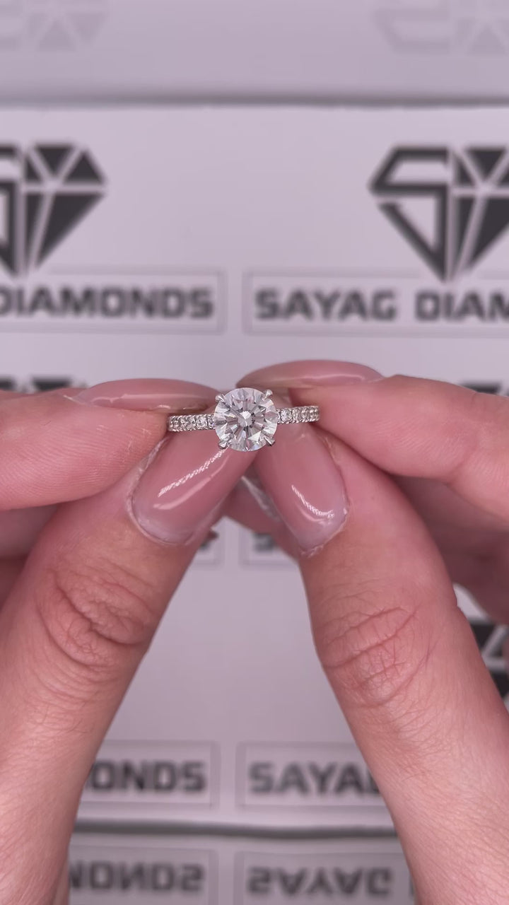 טבעת יהלום עגול קלאסית משובצת יהלומי צד 1.30 קראט מעבדה cvd