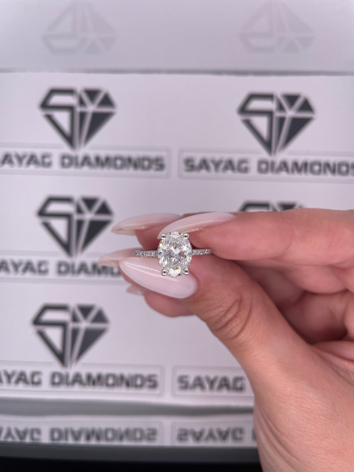 3.30 carats of diamonds, the central diamond 3 carats and in the ring 0.30 carat side stones